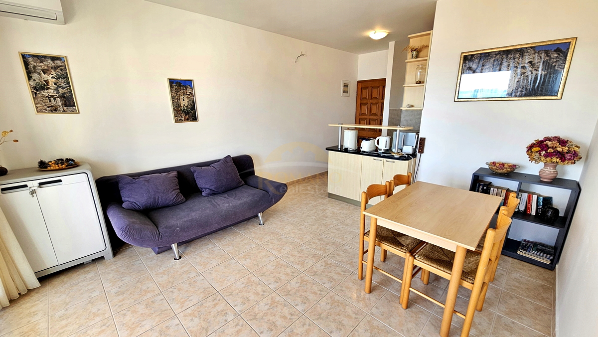 Dvosobno stanovanje v Okrugu Gornjem/Čiovo z lepim pogledom na morje in s bazenom